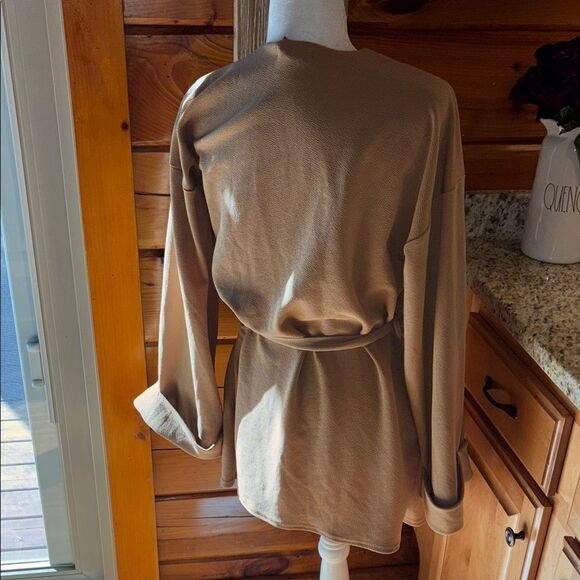Beautiful PrettyLittleThing Tan Satin Robe Wrap-Style Top - Picture 5 of 10